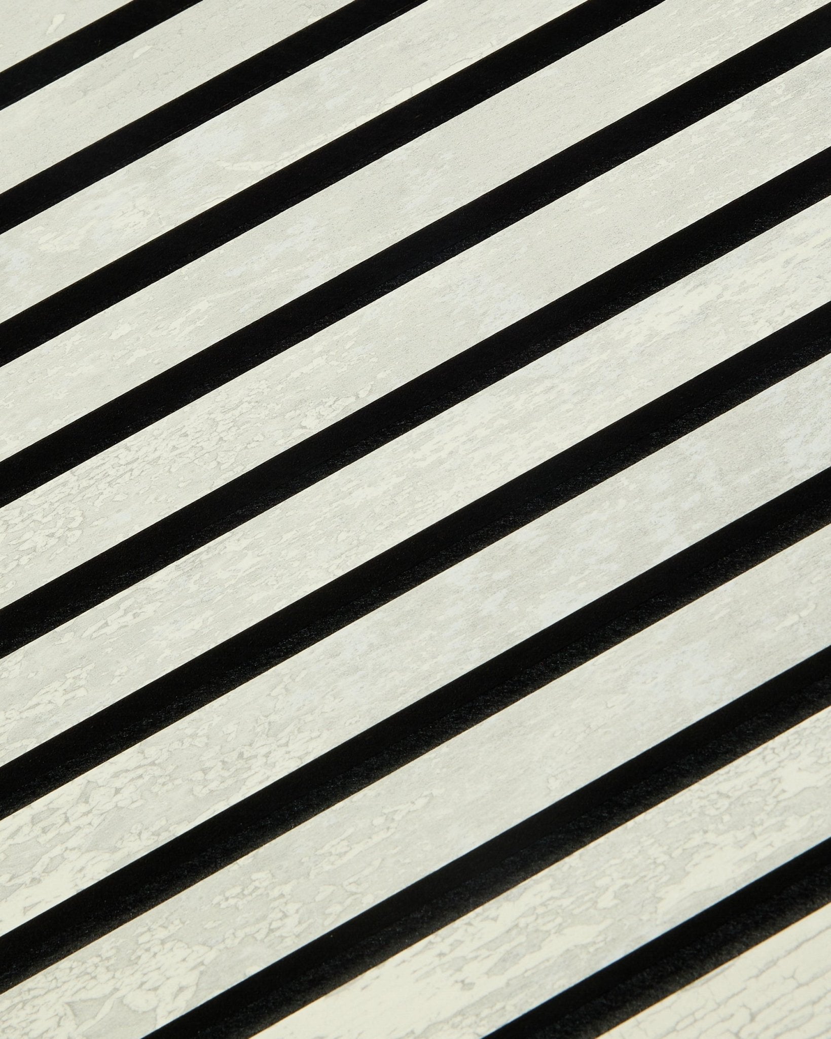 Akupanel Panel acústico de WoodUpp en Oxide White presenta black y franjas diagonales blancas con textura de lamas. Medidas: 240 x 60 cm. Diseño nórdico.